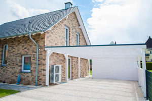 Den Hauseingang mit Carport verbinden